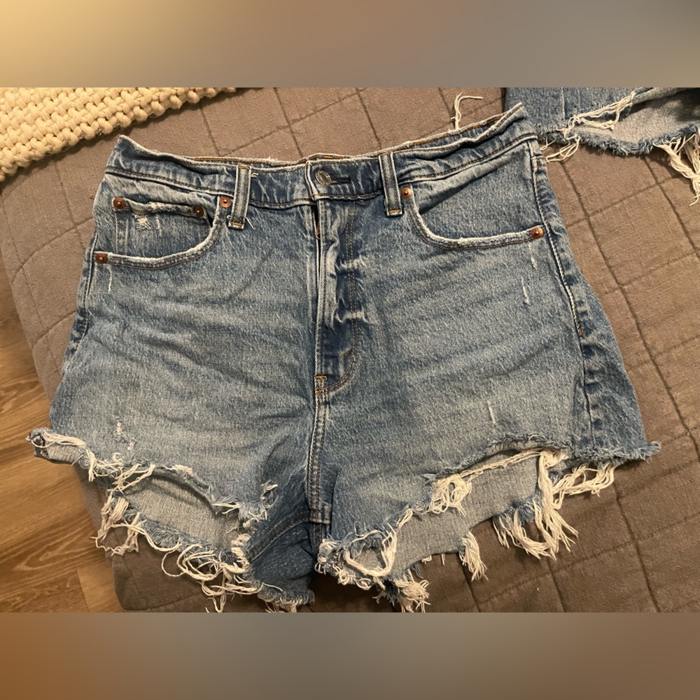 Abercrombie The 90’s Relaxed Cutoff High Rise Short